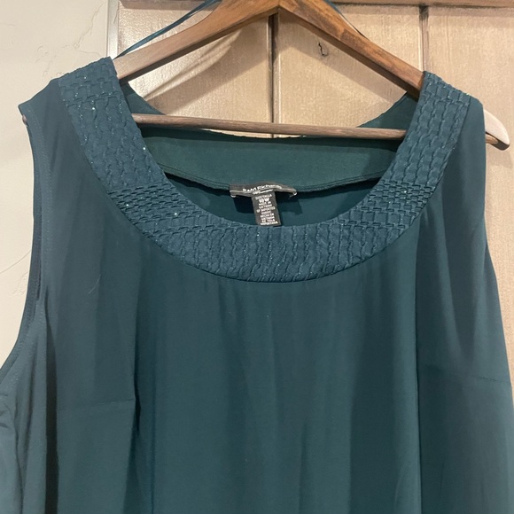 Beautiful, rich green dress! Perfect for Christmas parties! Never worn. - Picture 3 of 8